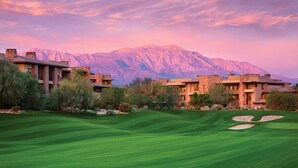 A golf course with a mountain backdrop and modern buildings. - Westin Desert Willow Resort (Palm Desert)