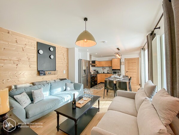 Televisio, DVD-soitin, kirjoja, videokirjasto