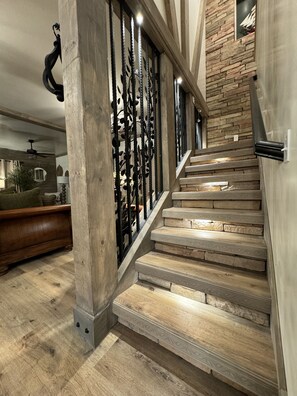 Interior - Rustic Solitude 5Bdr/4Bth/2940 sqft Luxury Lodge (Modesto)