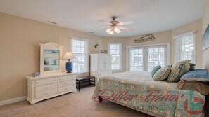 6 bedrooms, desk, iron/ironing board, free WiFi - Beautiful Stone Harbor home close to town and the beach (Stone Harbor)