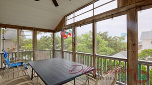 Property grounds - Beautiful Stone Harbor home close to town and the beach (Stone Harbor)