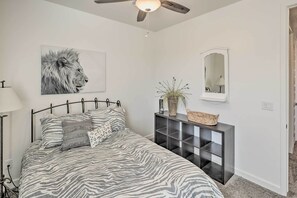 2 bedrooms, iron/ironing board, Internet, bed sheets - Idyllic Kingman Retreat with Yard - Near Hiking (Kingman)