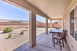 Outdoor dining - Idyllic Kingman Retreat with Yard - Near Hiking (Kingman)