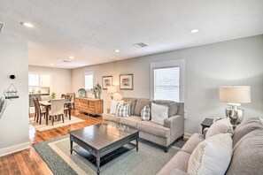 TV, books - ~ 1 Mi to Pier & Beaches! Family Home in Galveston (Galveston)