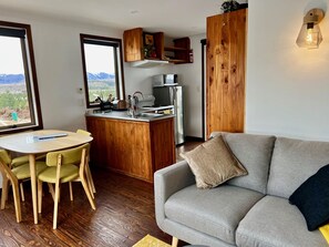 Smart TV, libros, biblioteca musical y videoteca 