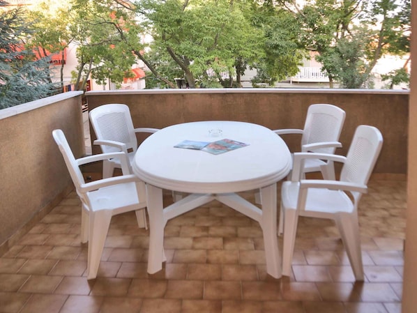 Outdoor dining - Holiday apartment mit Klimaanlage und Terrasse (Lignano Sabbiadoro)