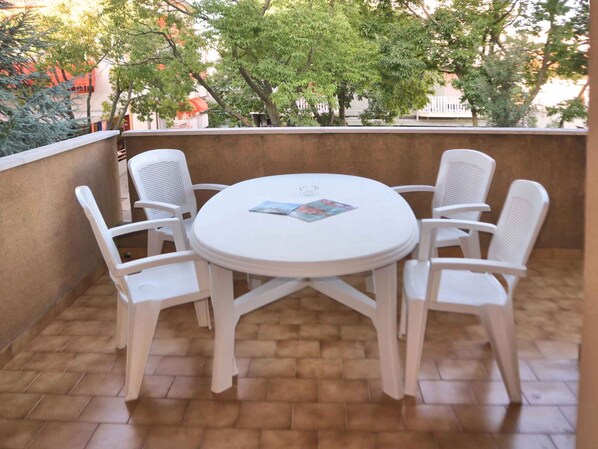 Outdoor dining - Holiday apartment mit Terrasse und Klimaanlage (Lignano Sabbiadoro)