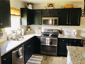Fridge, microwave, oven, stovetop - Cheerful 4-Bedroom In Beautiful Dandridge  (Dandridge)
