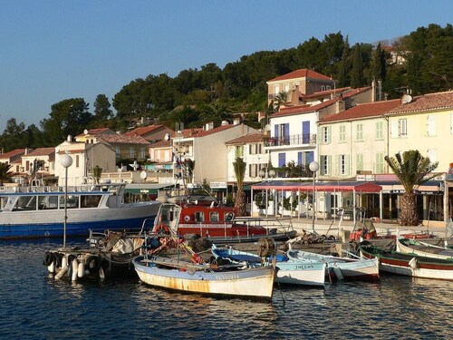 Waterfront apartment, port of Saint Mandrier