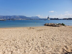 Una spiaggia nelle vicinanze