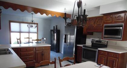 3 br country home close to town with hot tub