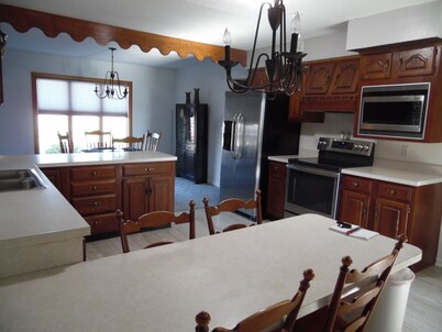 3 br country home close to town with hot tub