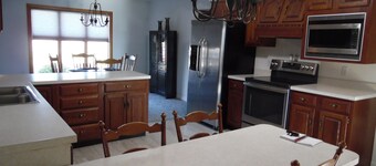 3 br country home close to town with hot tub