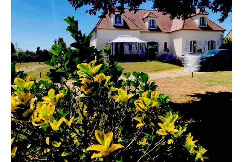 Huge 320m2 villa 1h10 from Paris. 4300m2 garden