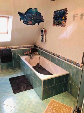 Combined shower/bathtub, hair dryer, towels, soap