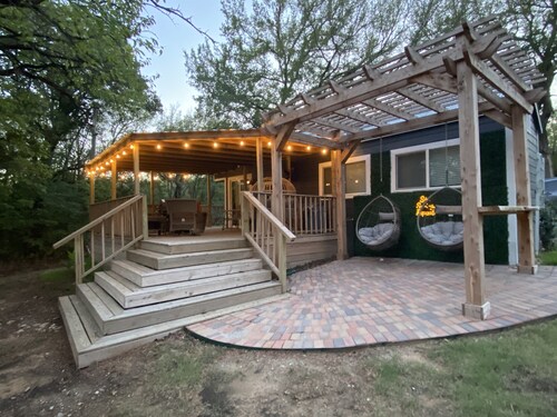 Romantic Tiny Texoma Retreat w/Big Deck Energy