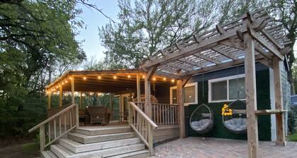 Romantic Tiny Texoma Retreat w/Big Deck Energy