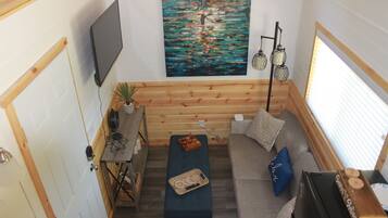 Smart-tv, een open haard, een muziekbibliotheek en een stereo