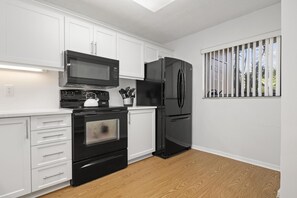 Refrigerador, microondas, horno y parrilla de estufa 