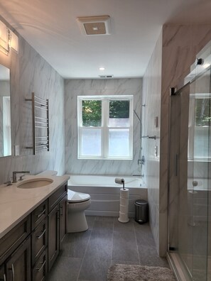 Ensemble baignoire-douche, baignoire à remous, séchoir à cheveux, bidet