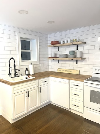 冷蔵庫、電子レンジ、オーブン、コンロ. Quarry Landing - Center of Town & River View - 3 Bedroom