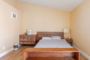 3 bedrooms, desk, iron/ironing board, free WiFi