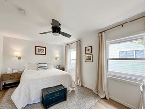 3 bedrooms, desk, WiFi, bed sheets