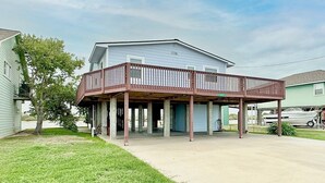 Een woonhuis met twee verdiepingen, een overdekte veranda en een garage.
