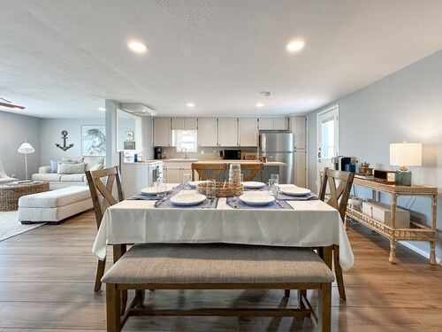 Beautiful River House w/lighted fishing pier & great sunsets!