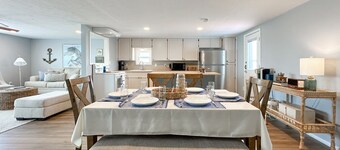 Beautiful River House w/lighted fishing pier & great sunsets!