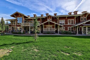 Exterior - Spacious 3bdrm Family Retreat Ski in/out w/hot tub (Sun Peaks)