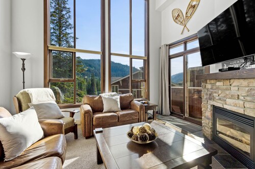 Spacious 3bdrm Family Retreat Ski in/out w/hot tub