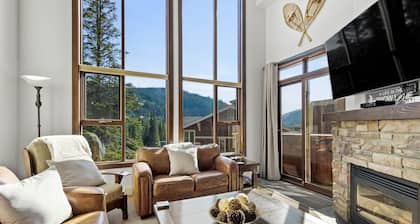 Spacious 3bdrm Family Retreat Ski in/out w/hot tub