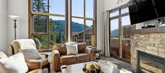 Spacious 3bdrm Family Retreat Ski in/out w/hot tub