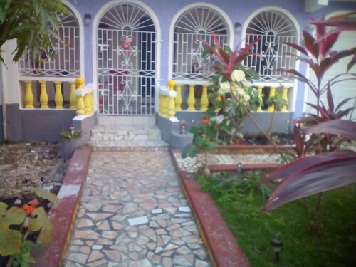Vacation Home- Upstairs Suite with Balcony in a Private Home Sky View