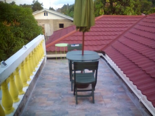 Vacation Home- Upstairs Suite with Balcony in a Private Home Sky View