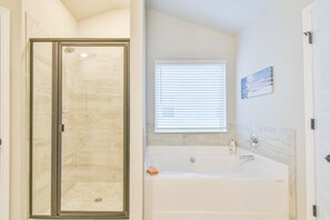 Combined shower/bathtub - BRAND NEW BUILD - ATLANTA HOME - HUGE and SPACIOU (Atlanta)