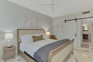 2 bedrooms, desk, iron/ironing board, free WiFi - Modern 2/2 Condo on Siesta Key! (Siesta Key)