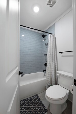 Combined shower/bathtub - Soho Loft 5 (Cartersville)