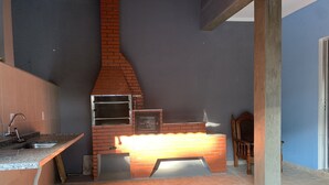 Een keuken met een bakoven, een spoelbak en een raam.