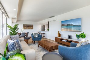 Smart TV - ILIKAI NEWLY RENOVATED OCEAN VIEW ONE FREE PARKING (Honolulu)