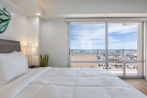 2 habitaciones, escritorio y tabla de planchar con plancha 