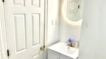 Duschwanne, Haartrockner, Handtücher, Seife