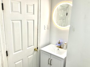 Duschwanne, Haartrockner, Handtücher, Seife