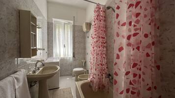 Combinazione doccia/vasca, asciugacapelli, bidet, asciugamani