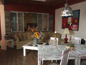 Familien-Suite | Essbereich im Zimmer