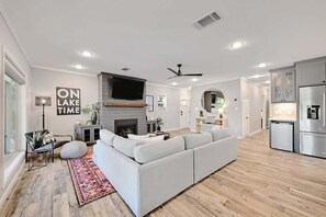 Smart-TV, Kamin, Arbeitsbereiche