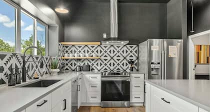 Entertainment Barn, Pickle Ball, Dock, 2 Casitas