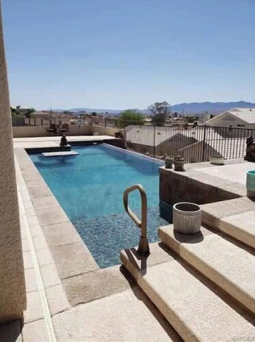 Custom 4 bdrm with Granny Suite and Infinity Pool