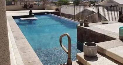 Custom 4 bdrm with Granny Suite and Infinity Pool